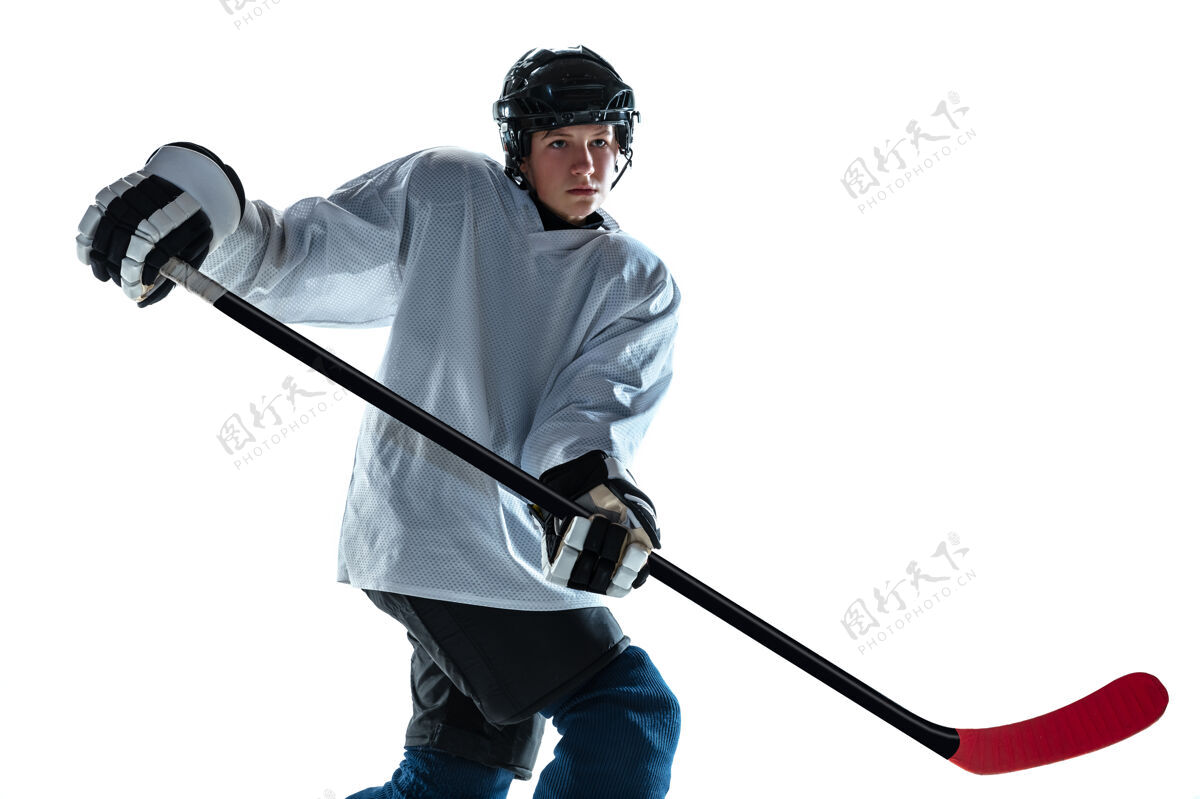 运动年轻的冰球男选手 冰球场上的棍子和白墙专业休息运动