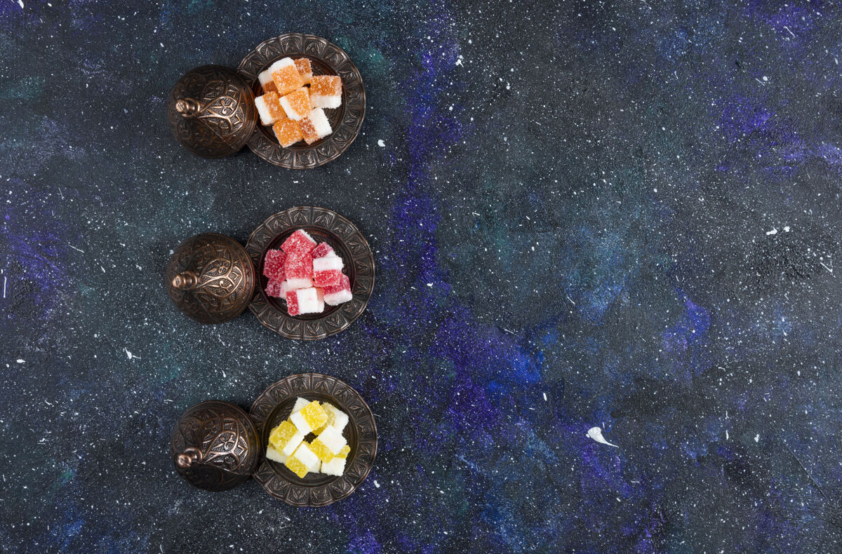 美味甜美糖果的俯视图蓝色表面上五颜六色的果酱草莓市场组