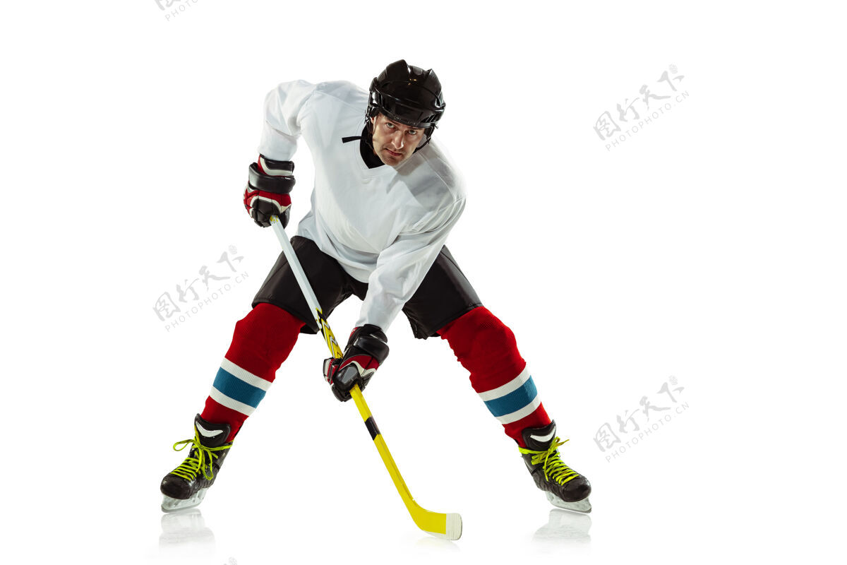 球年轻的冰球男选手 冰球场上的棍子和白墙冬季装备强壮