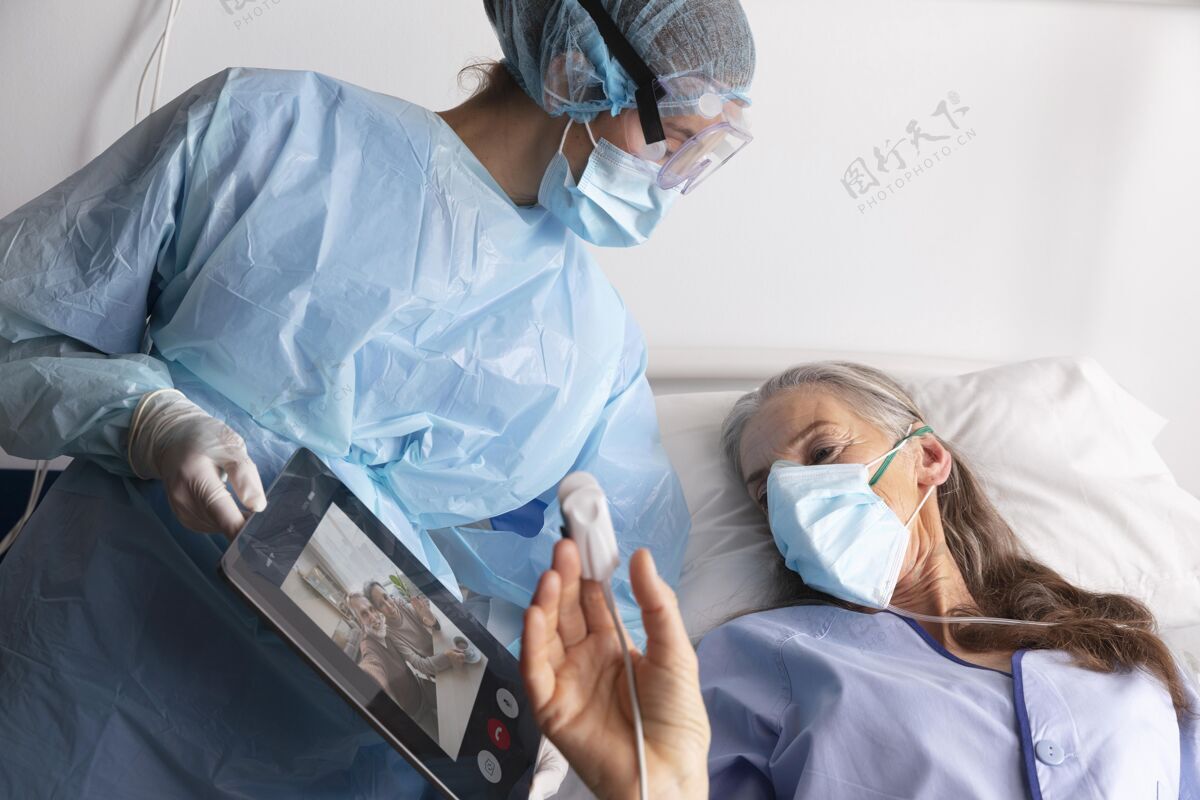 医生医院病床上的女病人通过平板电脑与家人交谈健康护理疾病
