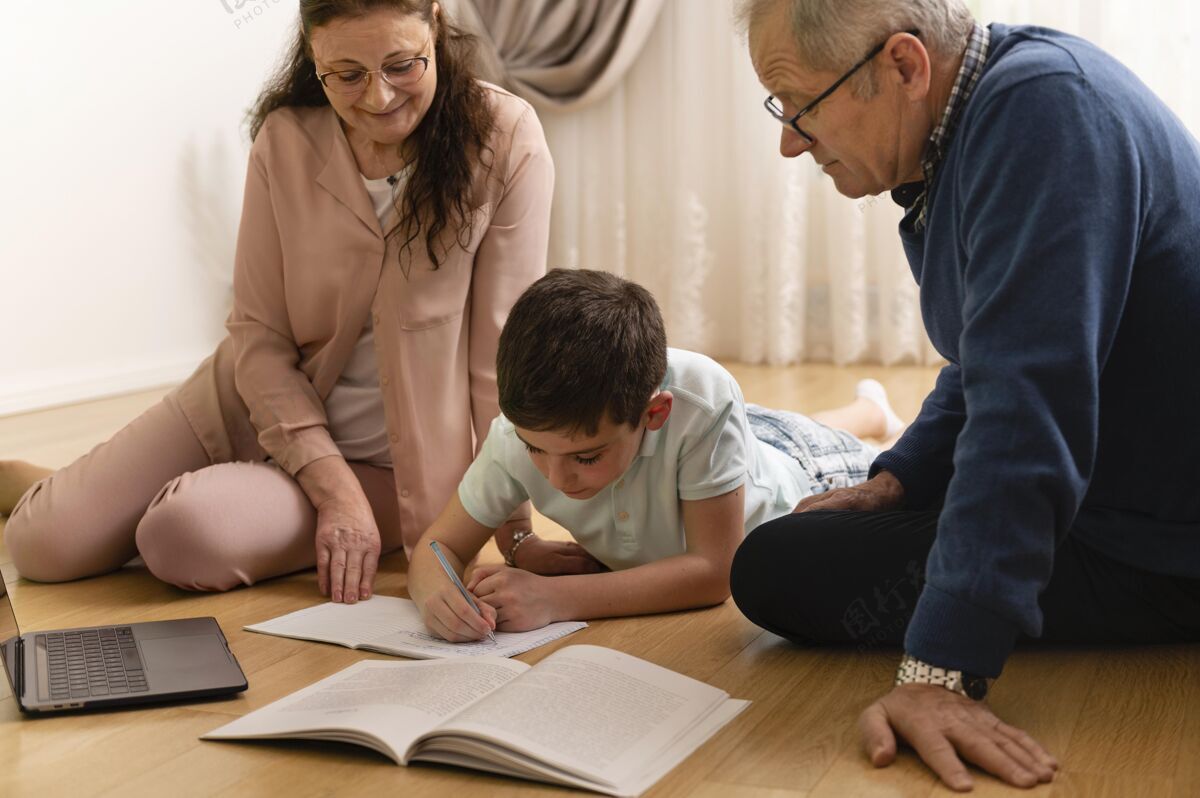 祖母小男孩和爷爷奶奶在家做作业世代老男人水平