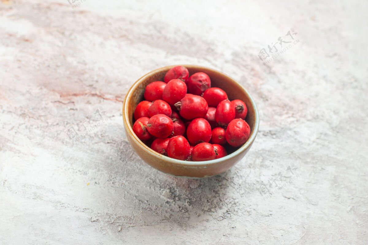 水果前视图红色浆果内板上的白色背景里面灌木饮食