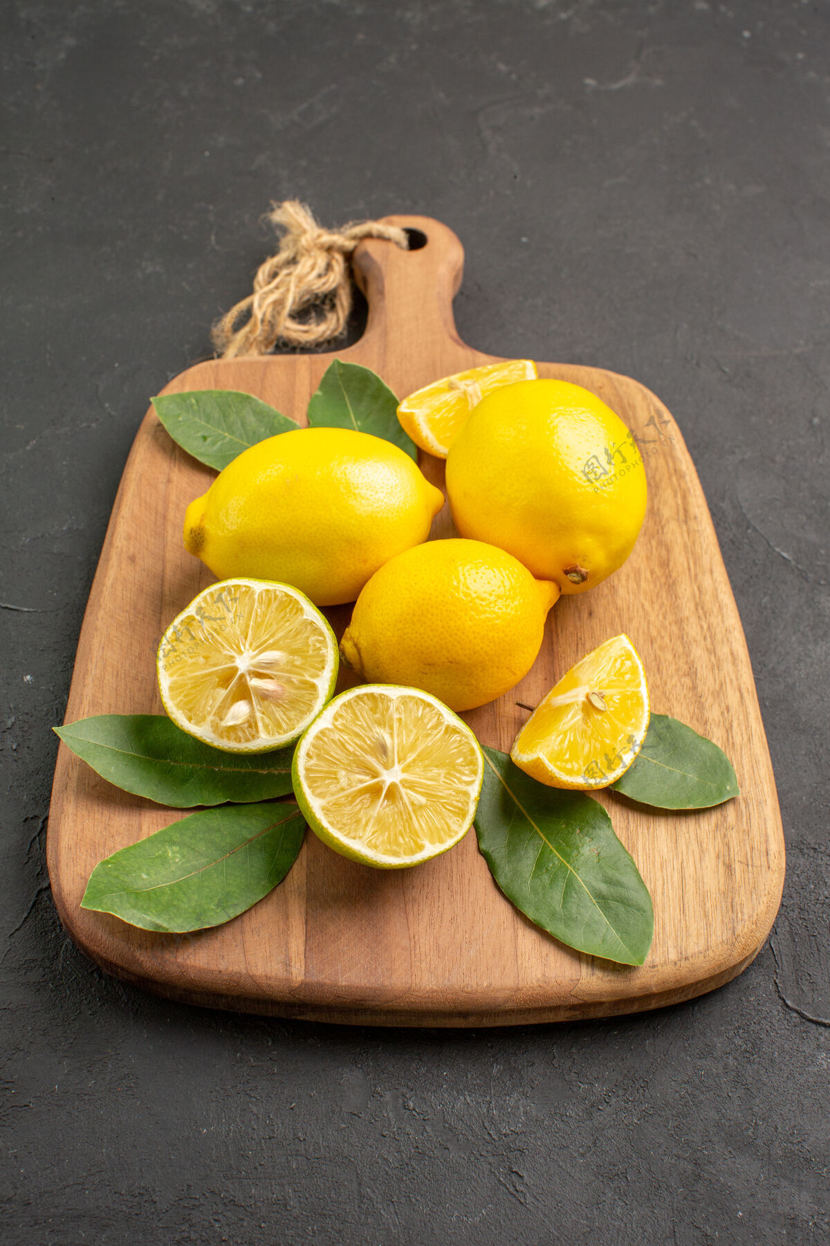 新鲜前视图新鲜柠檬酸水果在黑暗的背景背景农产品多汁