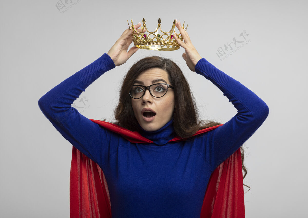 超级英雄印象深刻的白种人超级英雄戴着眼镜的红色斗篷的女孩头顶着白色的王冠皇冠印象眼镜