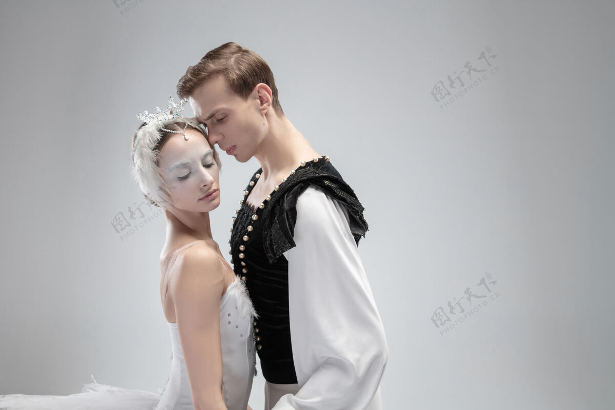 人年轻优雅的白色工作室背景芭蕾舞演员夫妇动作动作经典