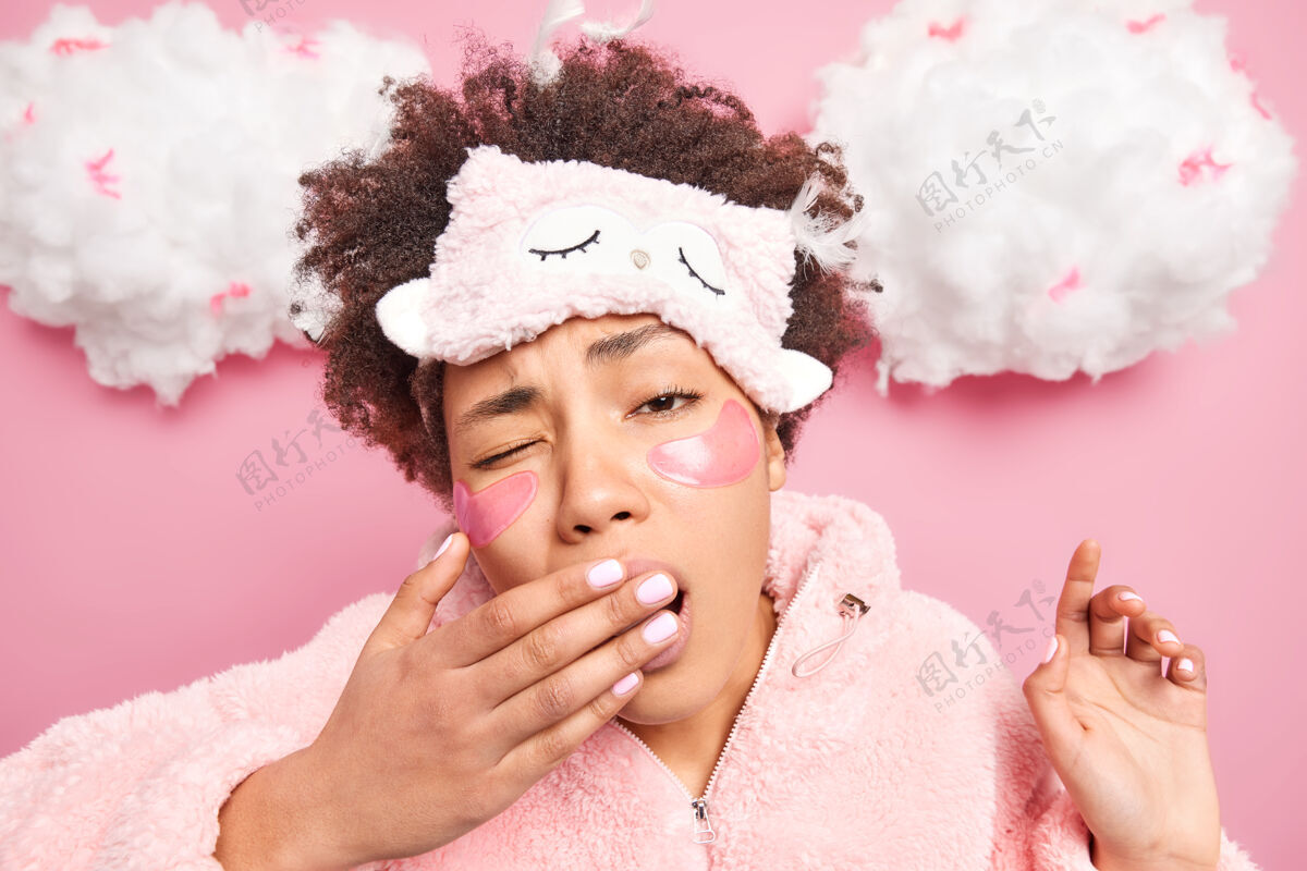 无聊卷发少妇头巾用手捂住嘴有睡意表情一早醒来就穿上舒适的睡衣进行美容困倦疲倦成人