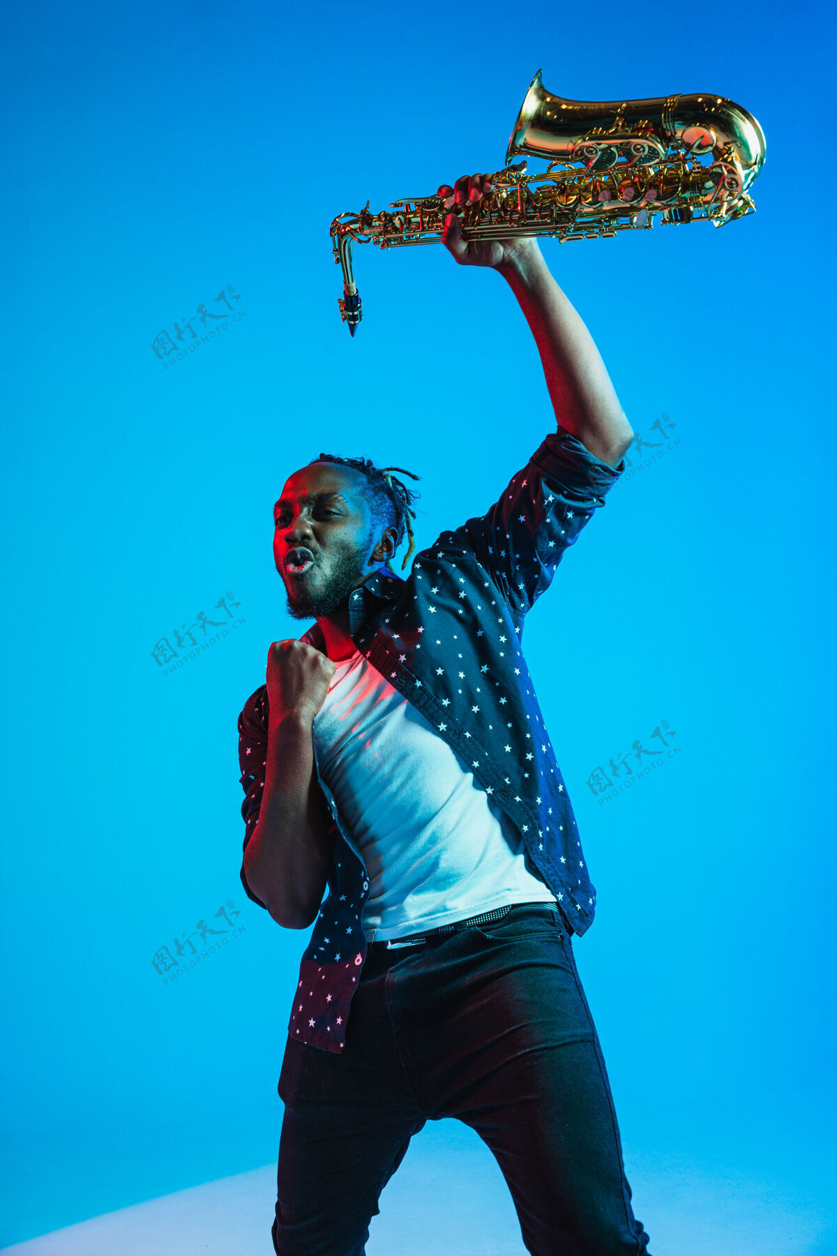 非洲年轻的非洲裔美国爵士乐音乐家在演奏萨克斯管男娱乐音乐家