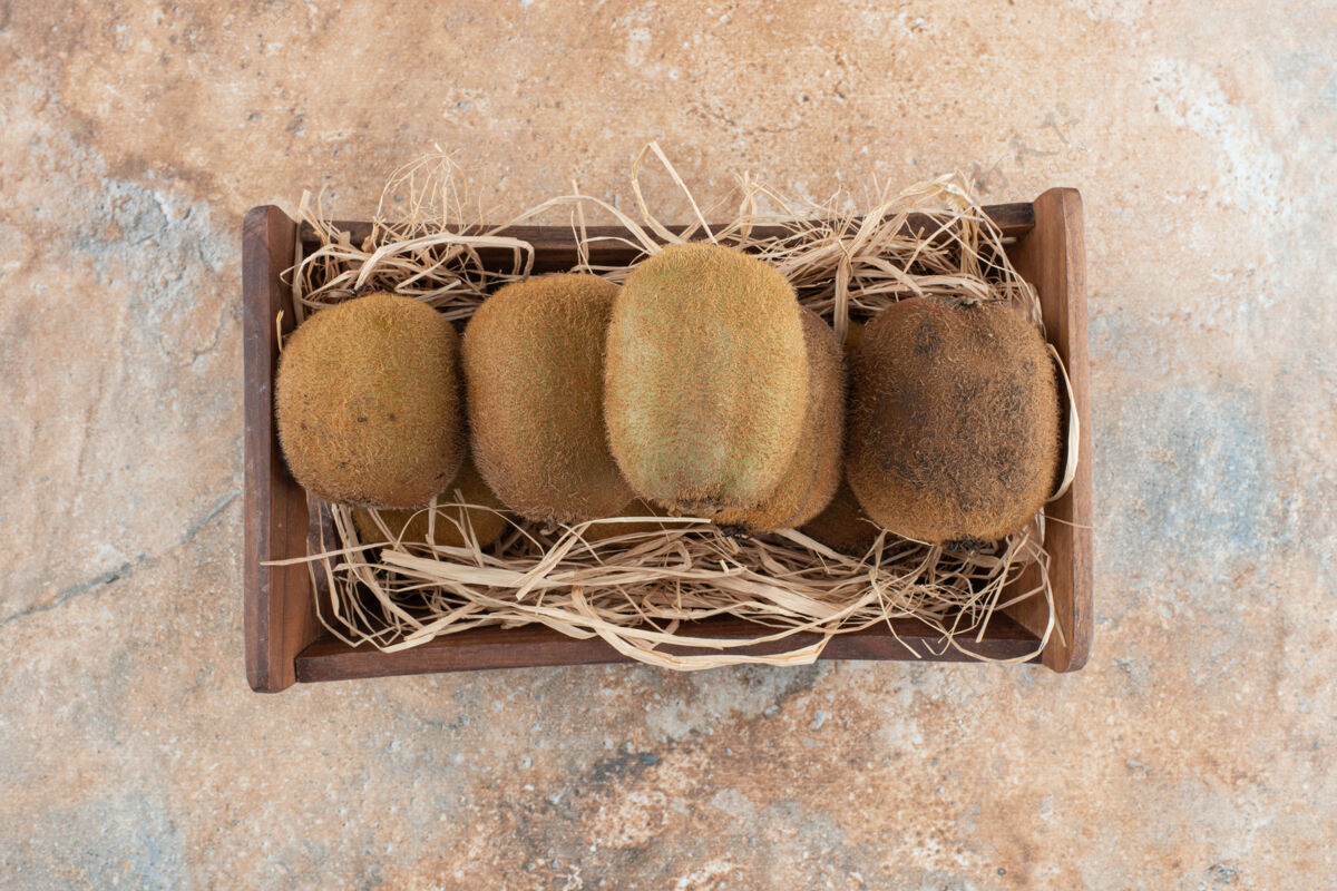 健康一个装着新鲜猕猴桃的木篮放在大理石上营养甜点美味