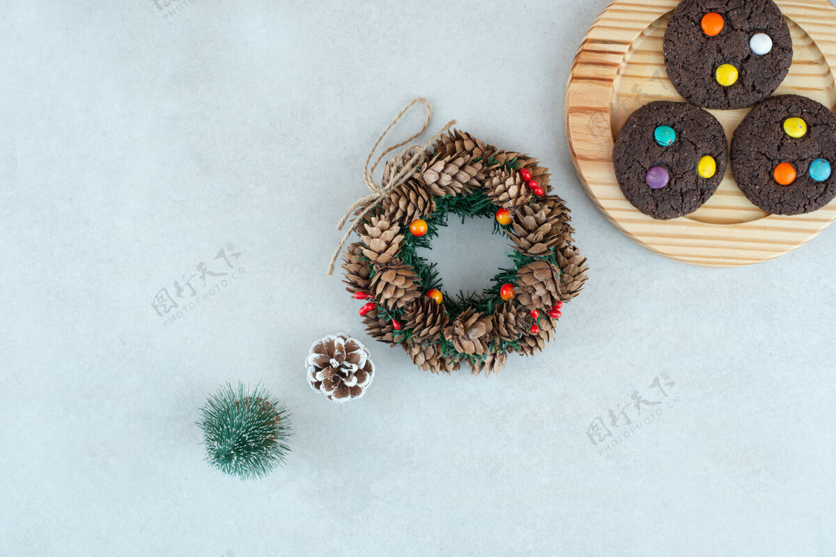 饼干木制盘子上的巧克力曲奇和圣诞花环圣诞树巧克力巧克力