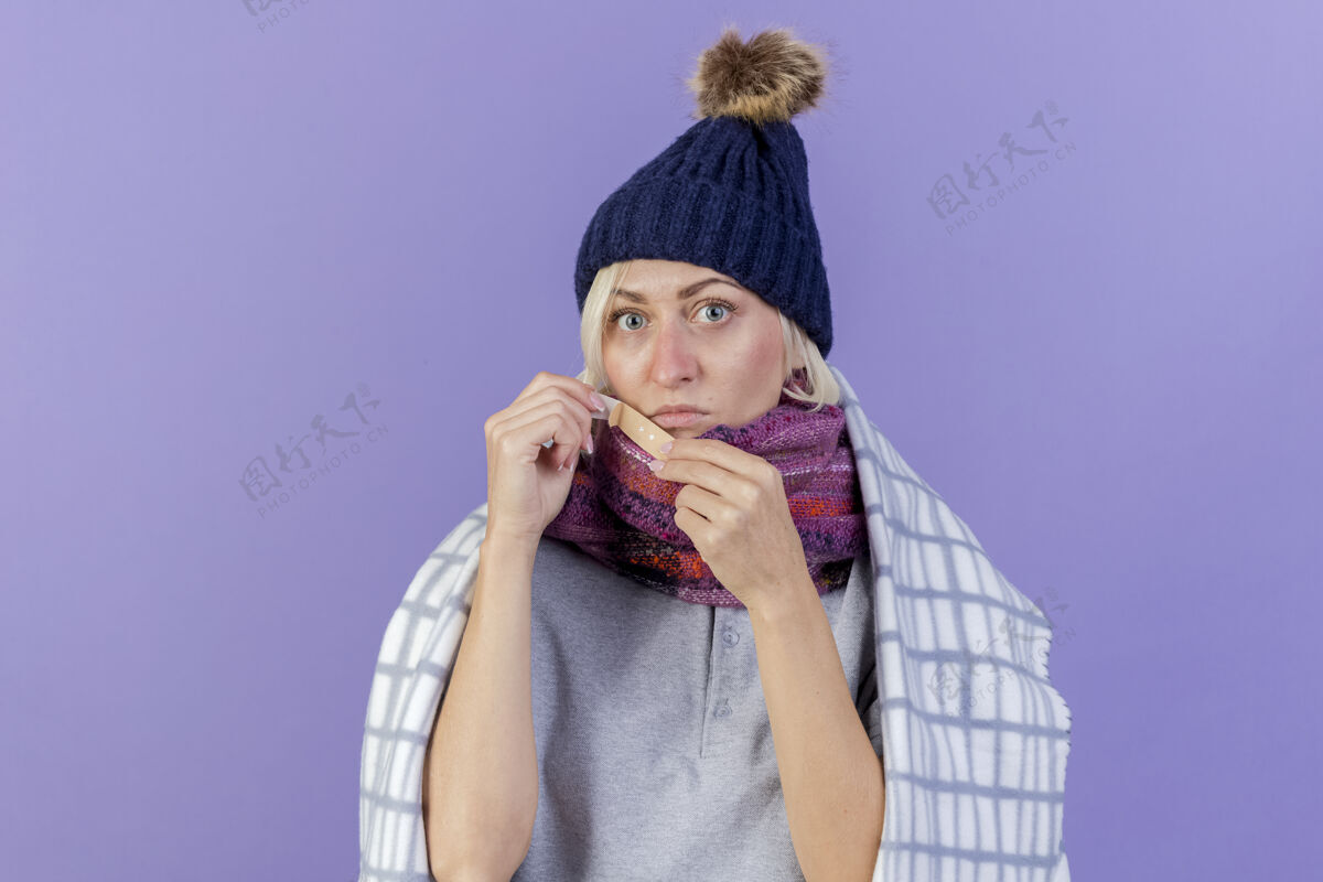 裹焦虑的年轻金发病斯拉夫妇女戴冬季帽子和围巾疾病焦虑帽子