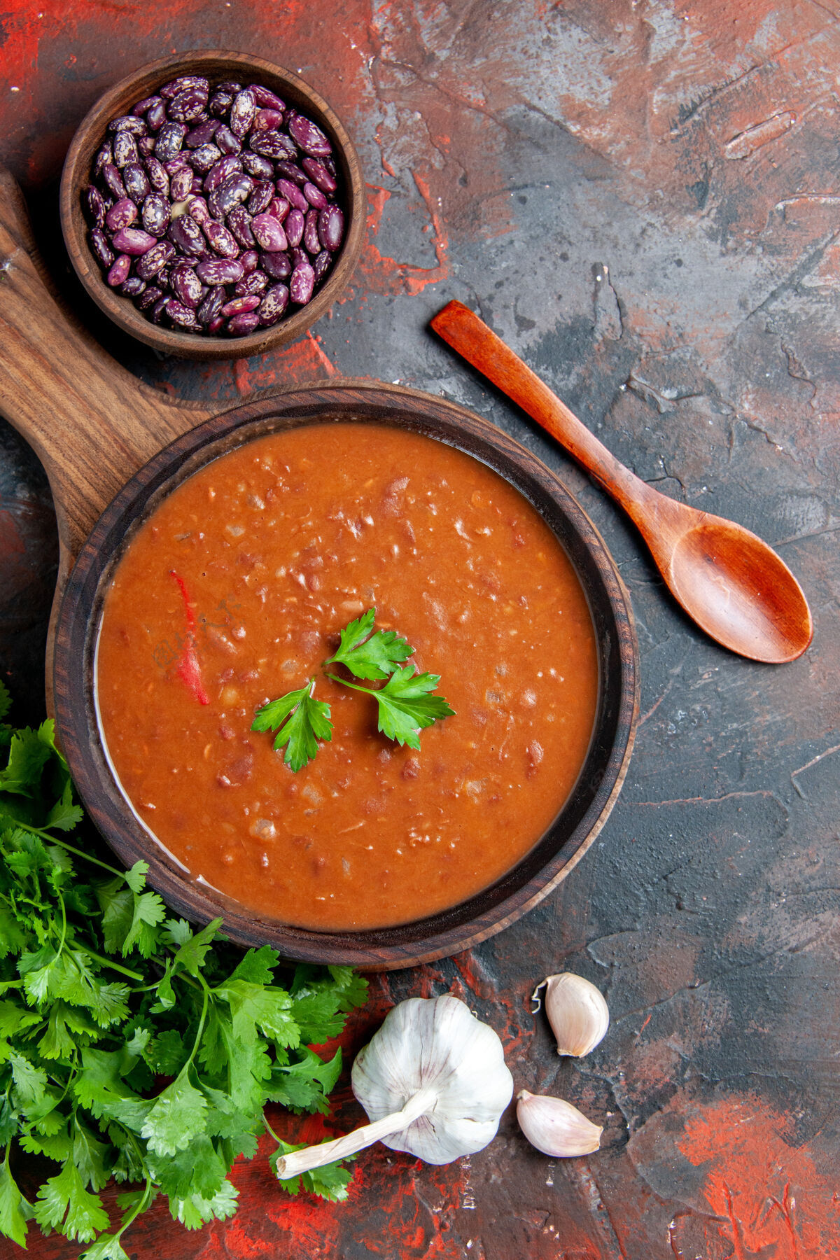 番茄汤混合色背景上棕色砧板上番茄汤的垂直视图背景混合健康