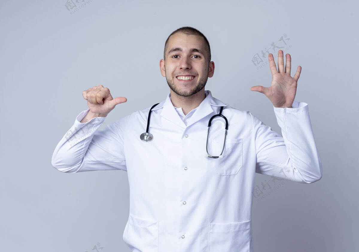 手面带微笑的年轻男医生 身穿医用长袍 脖子上戴着听诊器 显示有六只手被隔离在白墙上感觉表演白
