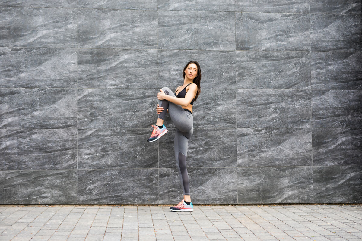 运动运动型年轻女子练习瑜伽锻炼 穿着运动服 户外全长 砖墙健身瑜伽人