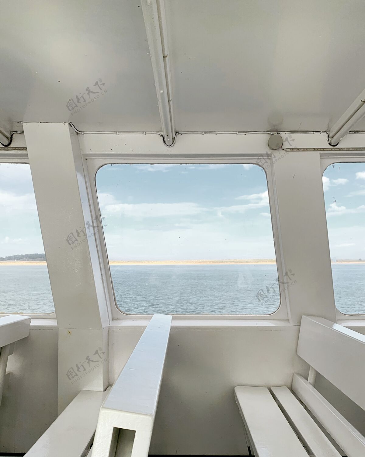 现代从白色内饰的游艇窗口俯瞰大海船舶水垂直