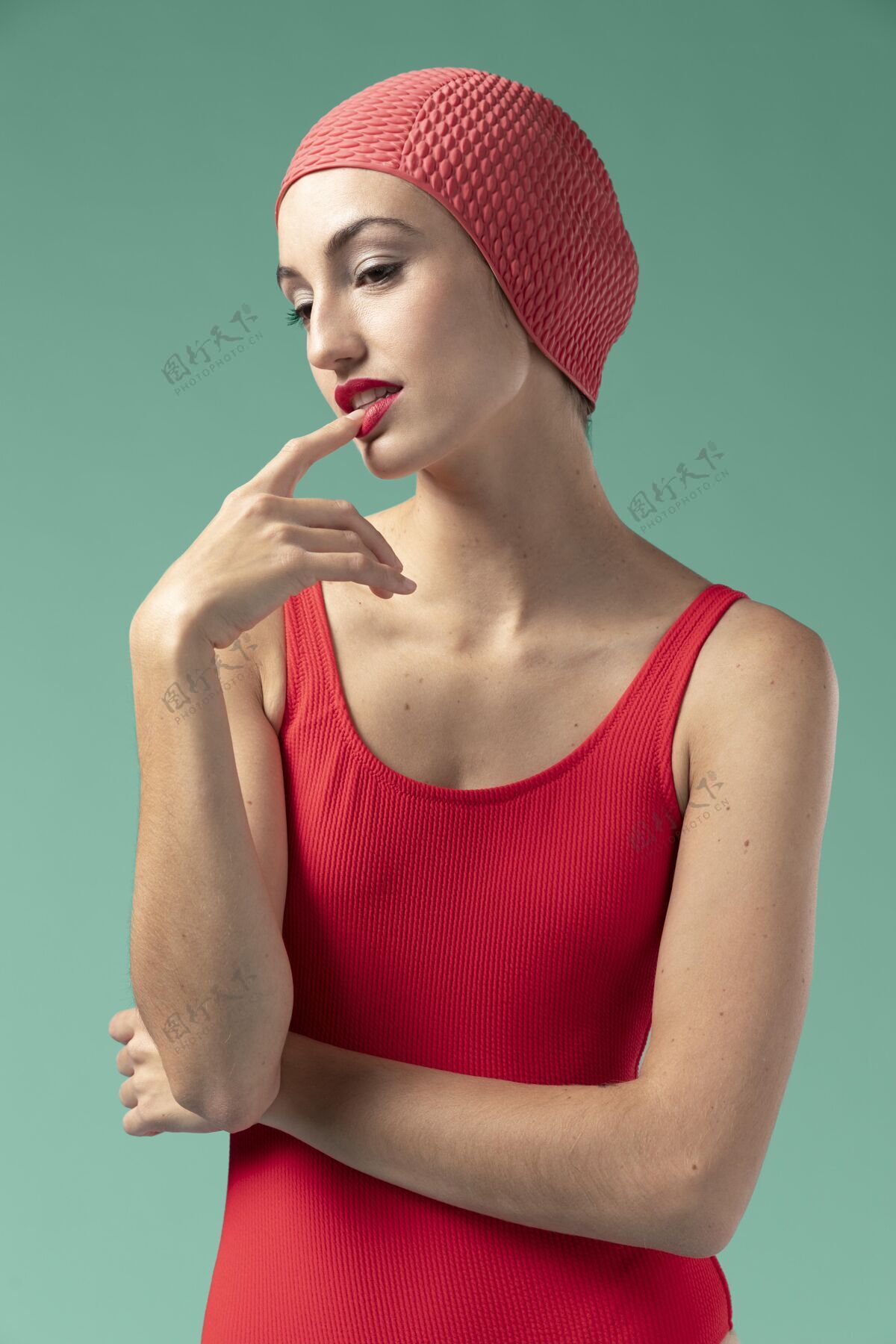 海滩穿红色泳衣的年轻女子身体姿势女性