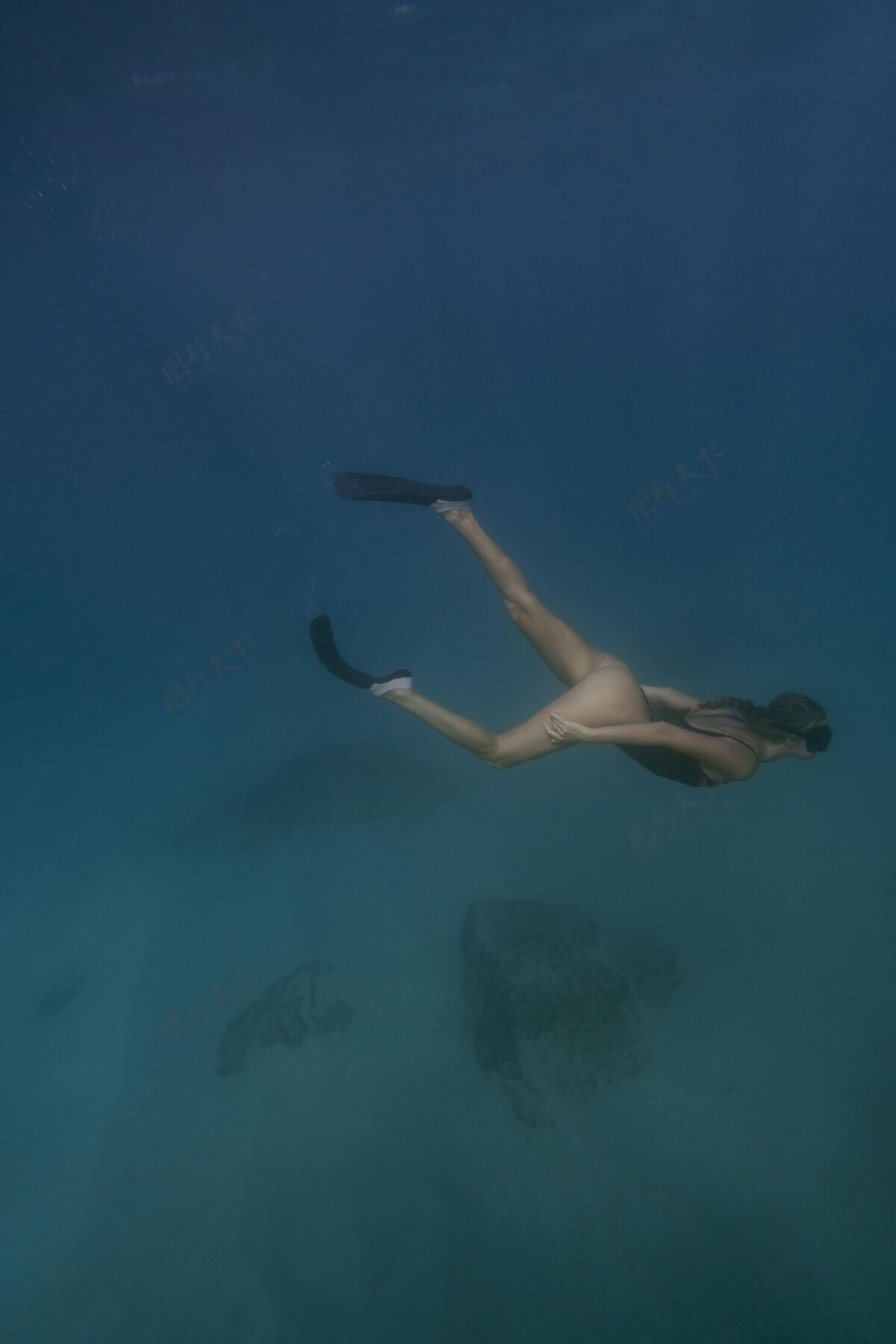 海洋戴着潜水器在海里游泳的女人水水下女子