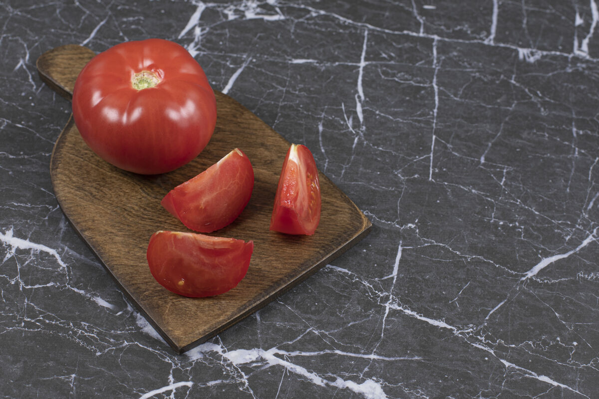 成熟新鲜的红色西红柿放在木板上多汁蔬菜有机