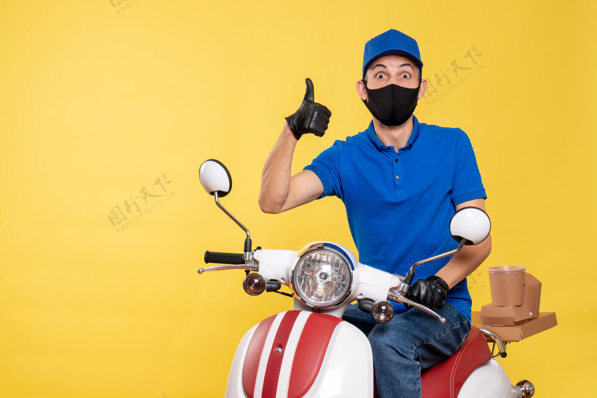 车辆正面图黄色背景上穿着蓝色制服的年轻男性信使前面摩托车蓝色