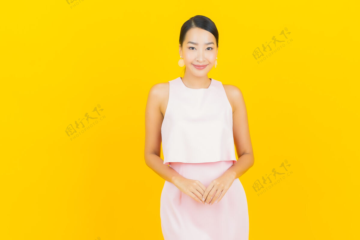 女人肖像美丽的亚洲年轻女子微笑着行动黄色黑发人紫色
