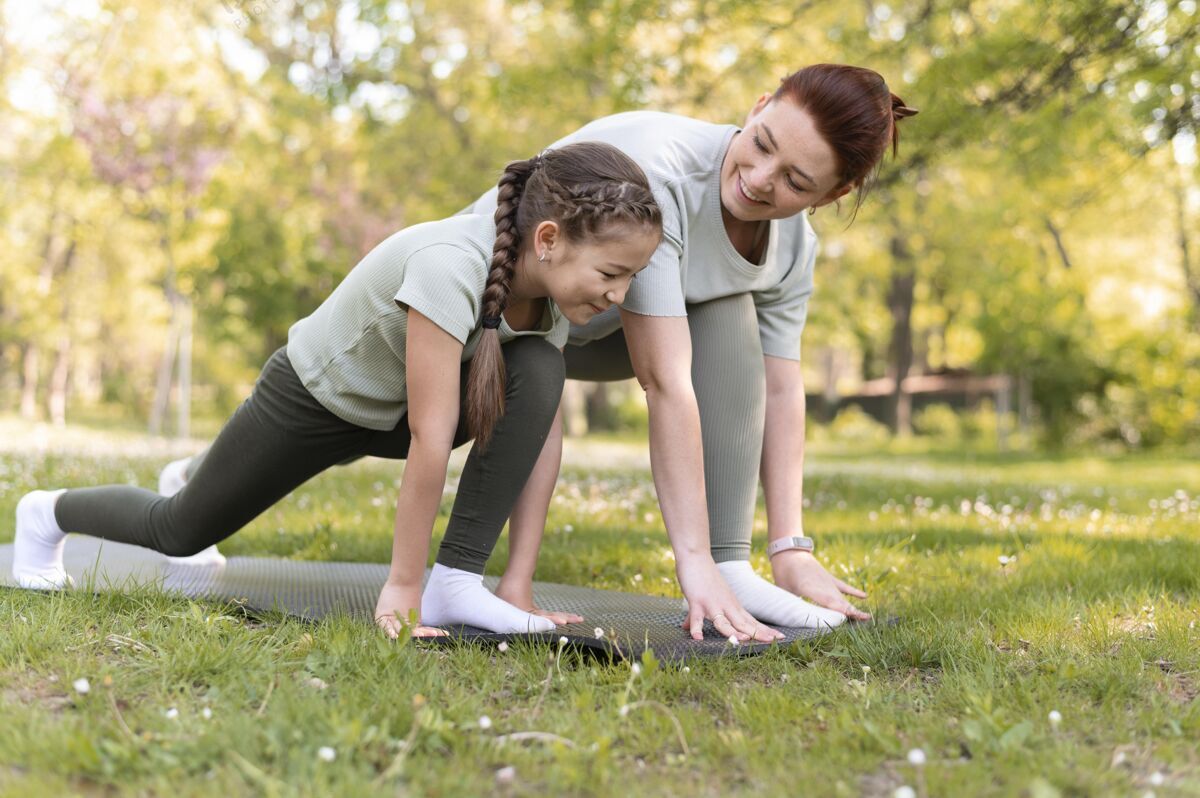 健康女人和孩子一起训练全速成人锻炼孩子