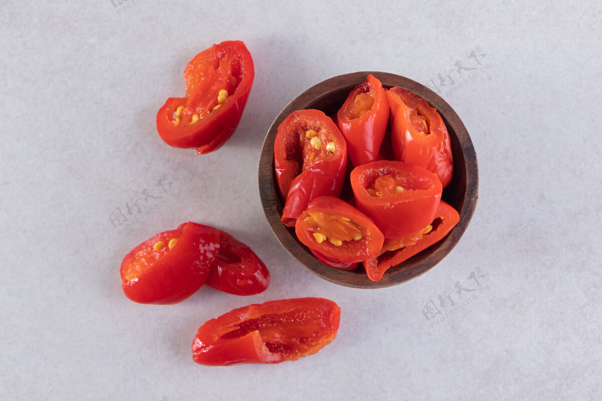 自制放在石桌上的腌番茄木碗健康有机盐
