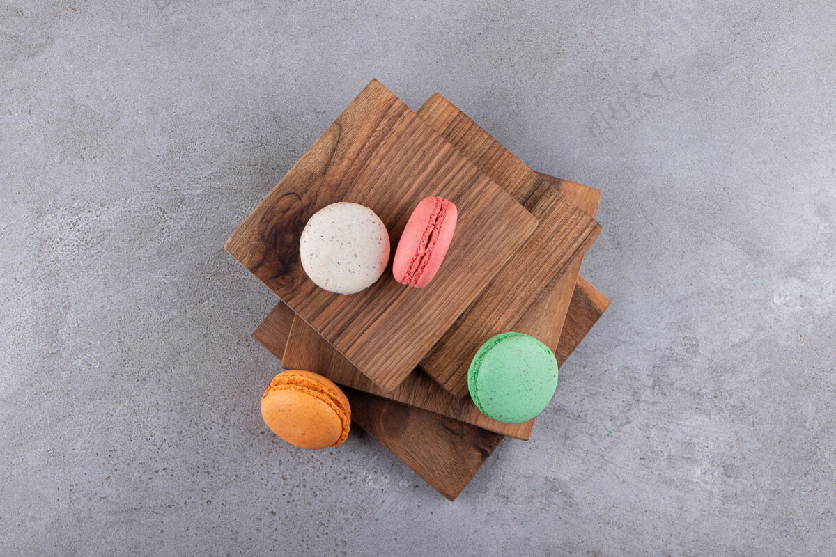 美味五颜六色的甜麦卡龙甜点放在木板上糖果甜点糖