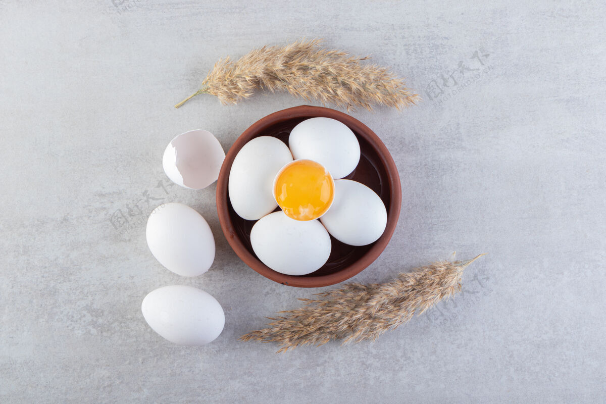 鸡蛋生鸡蛋放在石头表面上食物母鸡未煮熟