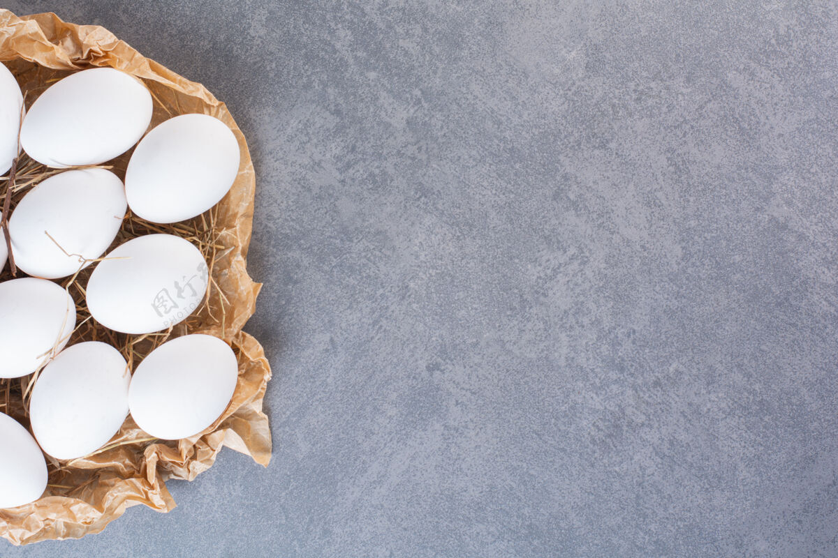 复制空间新鲜的生鸡蛋放在石桌上食物蛋生的