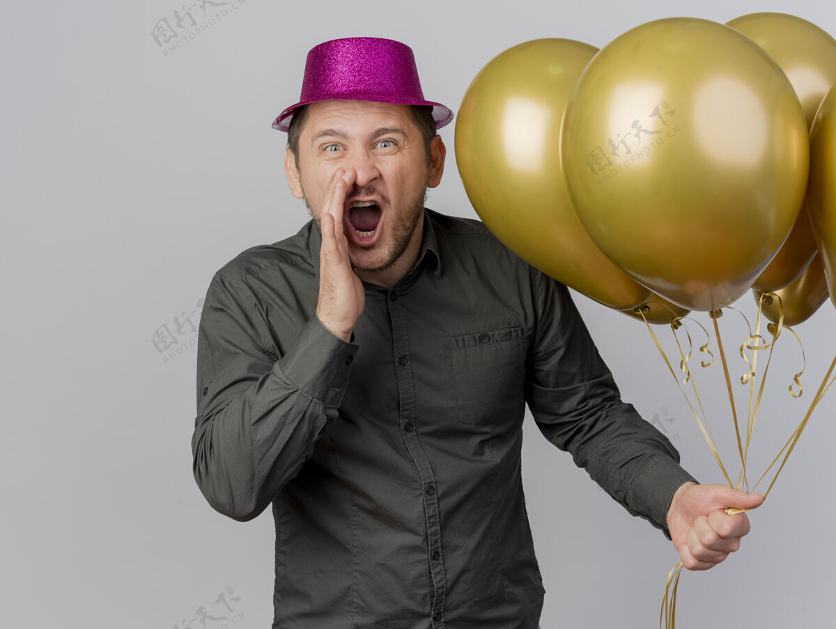 男人愤怒的年轻人戴着粉红色的帽子 拿着气球 把一个孤独的人叫做白人有人气球戴着