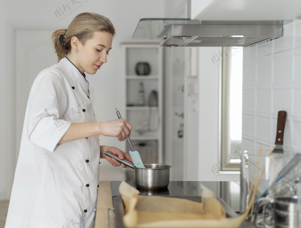 工作中等身材的女人在做饭专业糕点美味