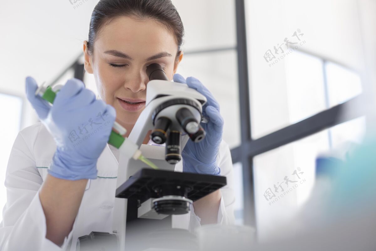 实验室科学家在用显微镜工作研究特写科学