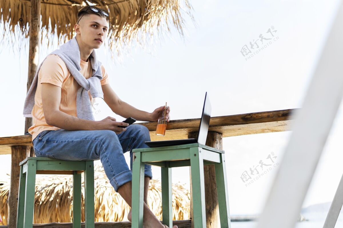 互联网在外面操作笔记本电脑的人远程男人数字游牧
