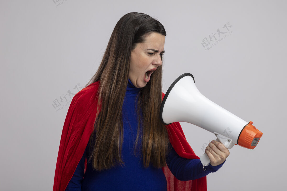 愤怒愤怒的年轻超级英雄女孩在白色的扬声器上讲话喇叭超级英雄说话