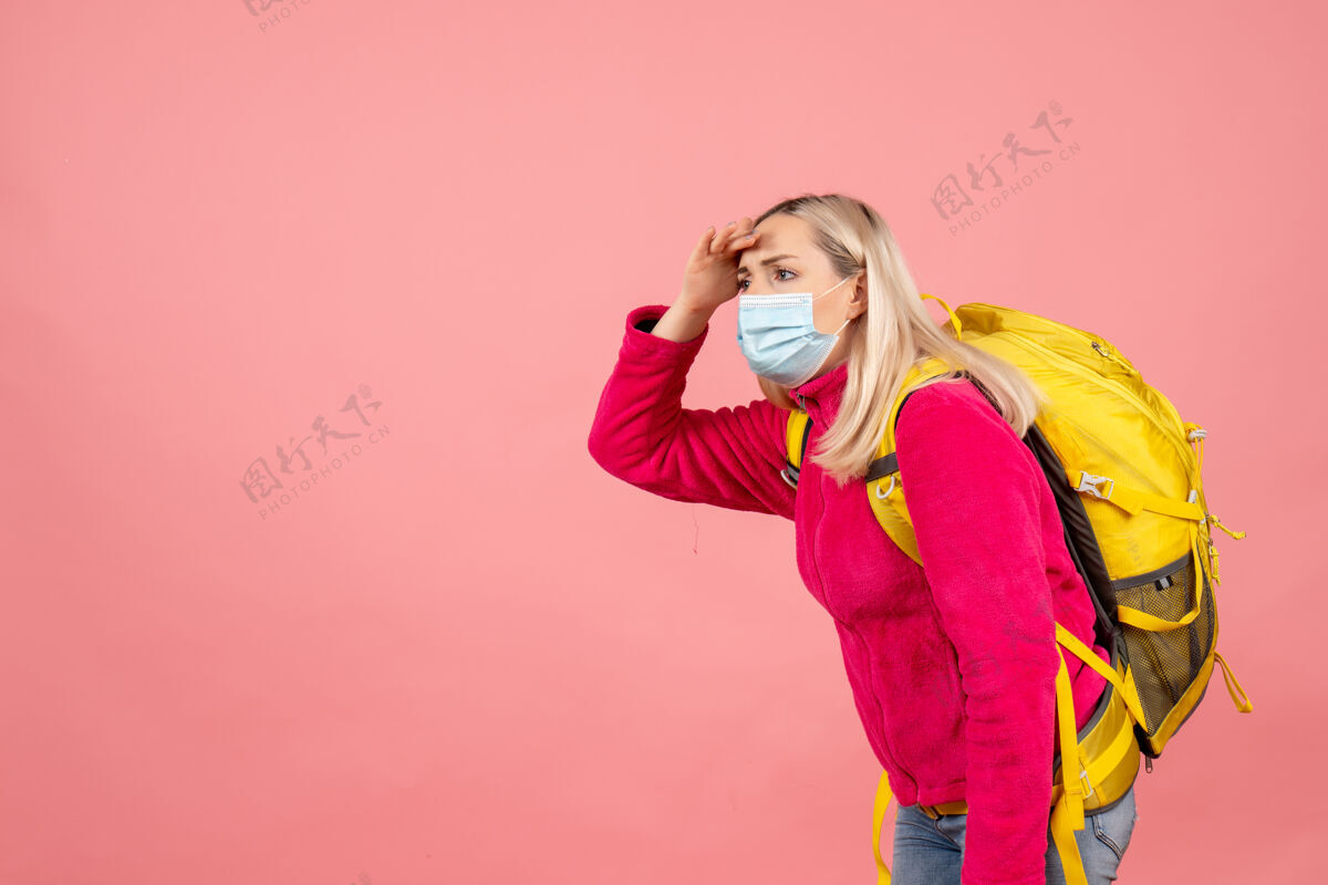 正面前视图旅行妇女带着黄色背包戴着口罩在看什么穿模特快乐