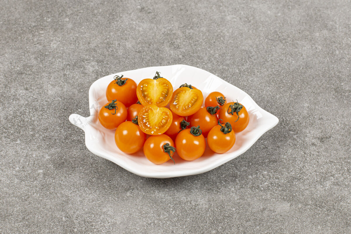 烹饪新鲜的半切番茄和整个番茄的特写照片配料食物蔬菜