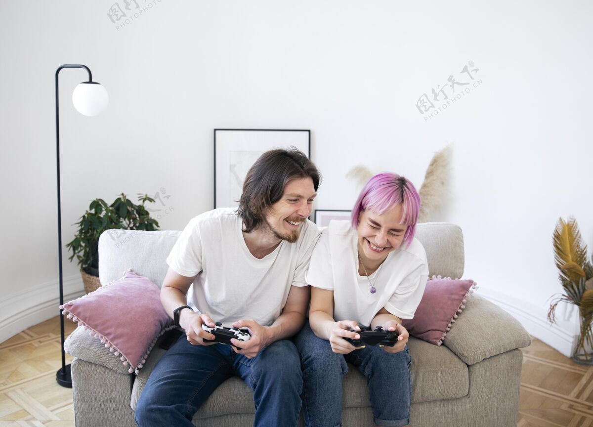 数字可爱的情侣在室内玩电子游戏在线享受房子