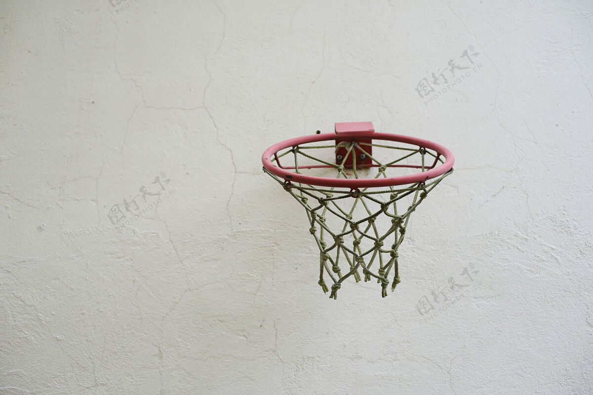 白户外白墙上有网的篮球圈乐趣篮球玻璃