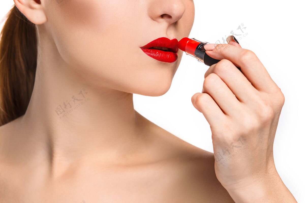 光泽美丽的女性唇妆和白色上的红色发油化妆师的工作过程魅力工作自然