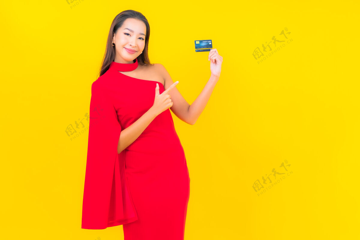 Woman用信用卡描绘美丽的亚洲年轻女子CyberPersonPretty