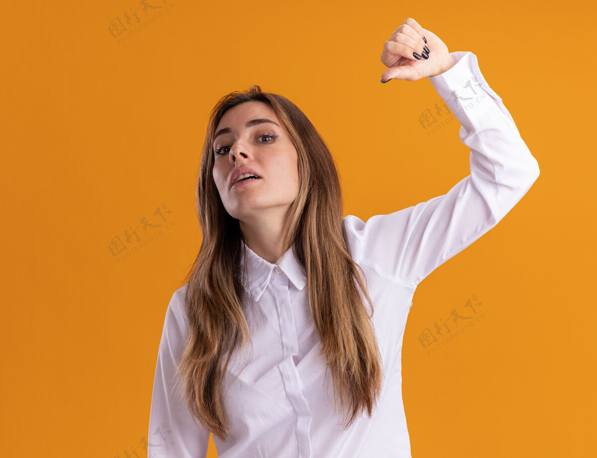 自信自信的年轻漂亮的白人女孩站着 举起手指着自己的橙色手指点站立
