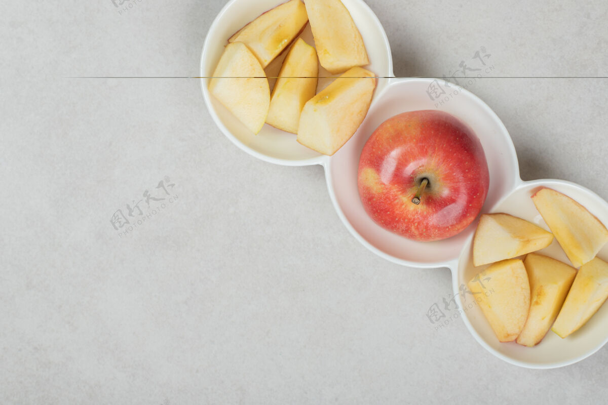 切片红苹果和白碗片剁碎可口营养