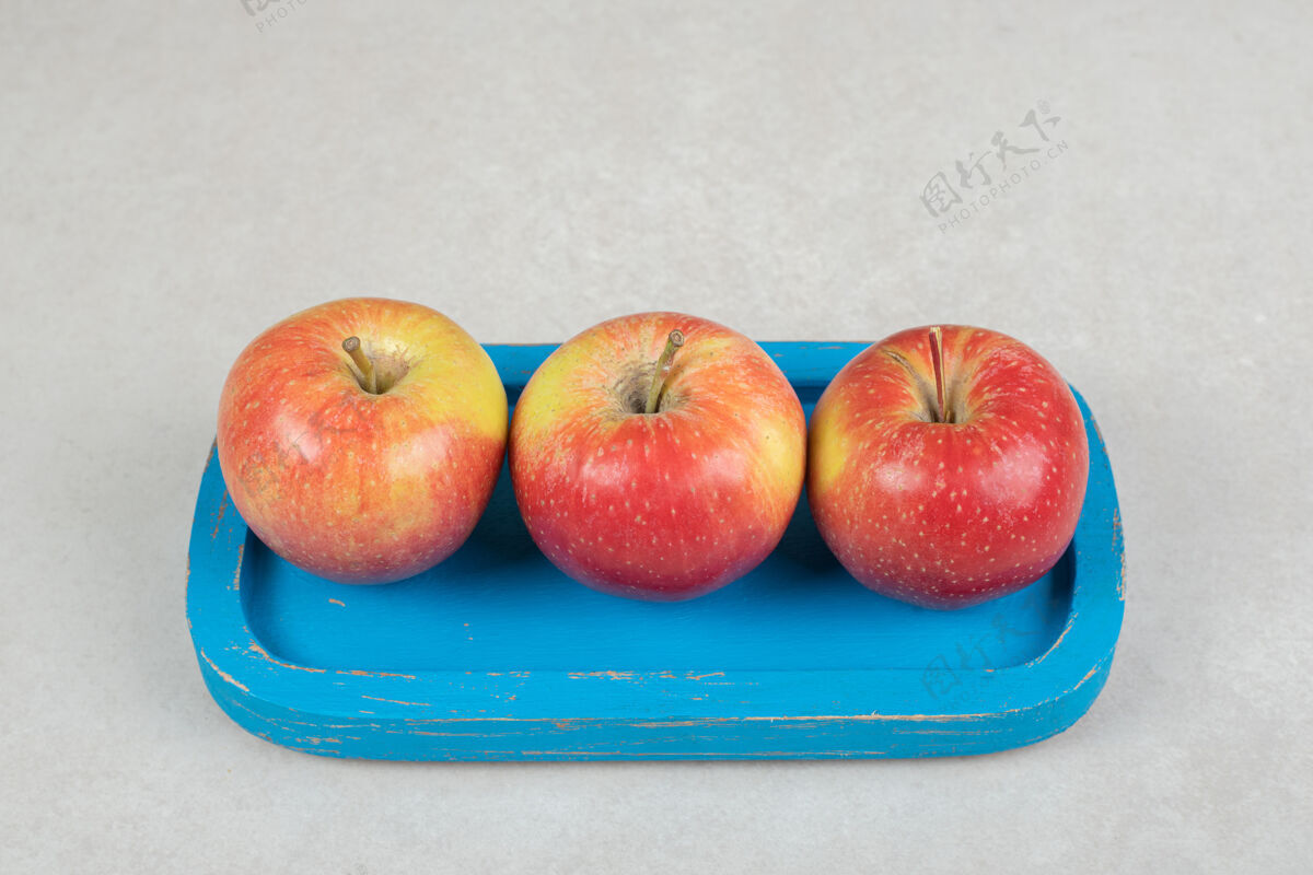 苹果整个红苹果放在蓝盘子里食品美味水果