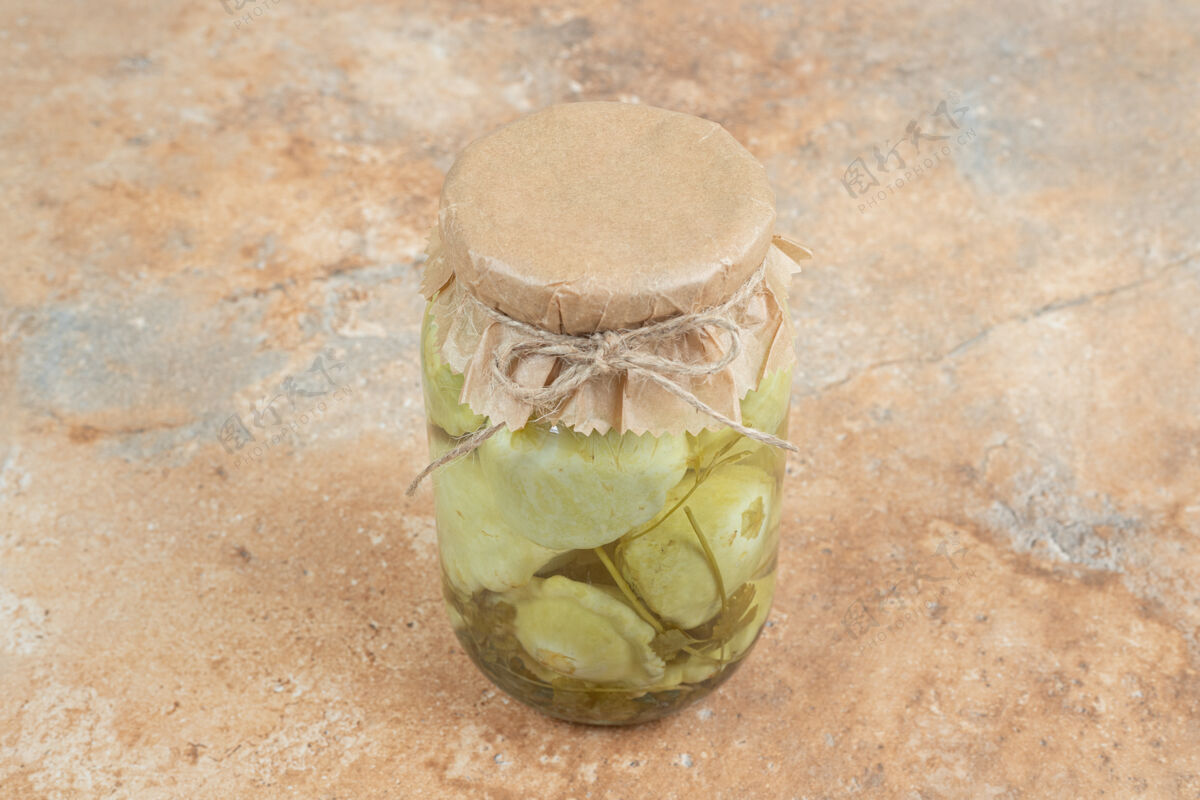 咸的大理石表面的一罐泡菜美味食物饮食