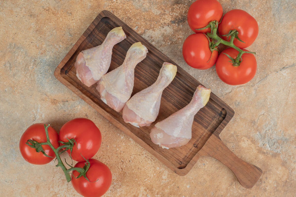 蛋白质新鲜西红柿配生鸡腿木板烹饪烹饪肉类