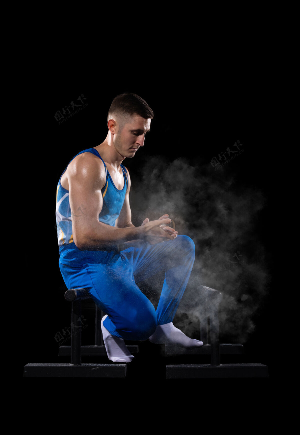 运动有经验肌肉发达的男体操运动员在健身房训练 灵活活跃动态体操杂技演员