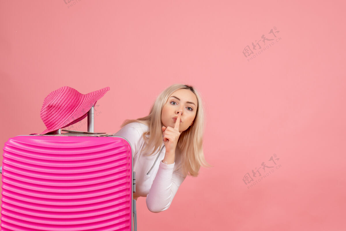 模型正面图金色女士 带着粉色手提箱 在手提箱上戴着巴拿马帽手提箱漂亮人