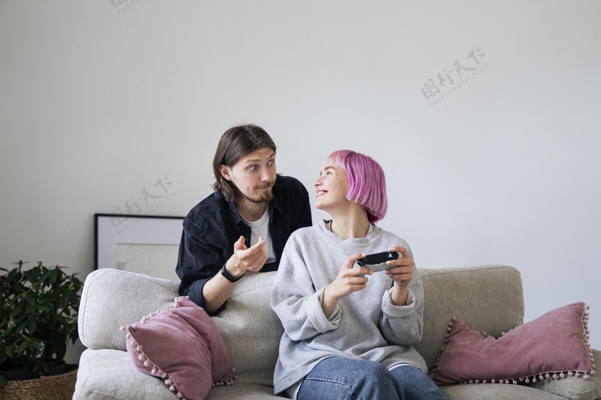 科技年轻夫妇在家玩电子游戏乐趣虚拟在线