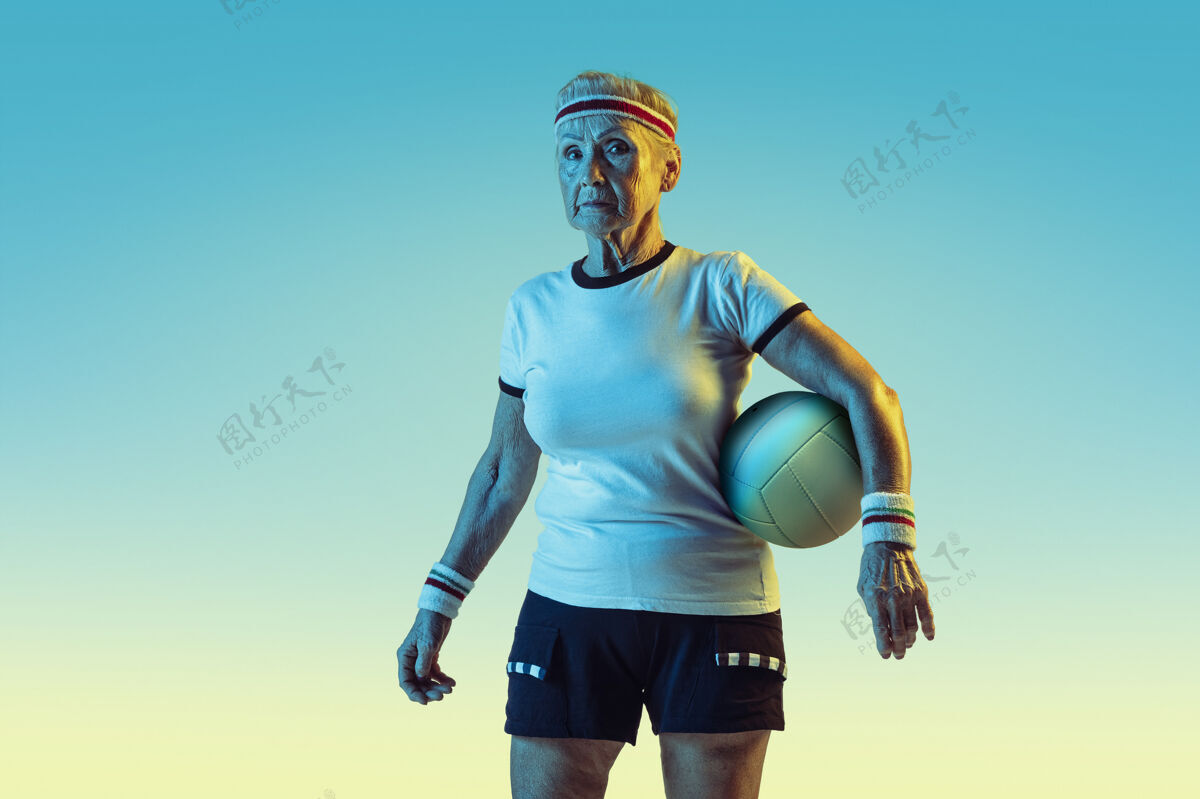 爱好高级女子排球运动服装训练在梯度背景下 霓虹灯女模特在伟大的形状保持活跃概念的运动 活动 运动 幸福 自信复制空间球教练养老金