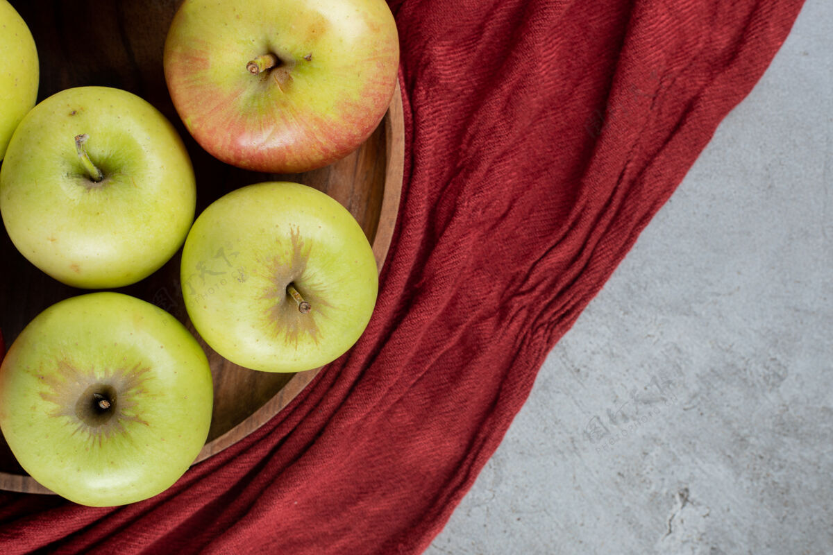美味青苹果放在大理石表面的托盘上新鲜托盘健康