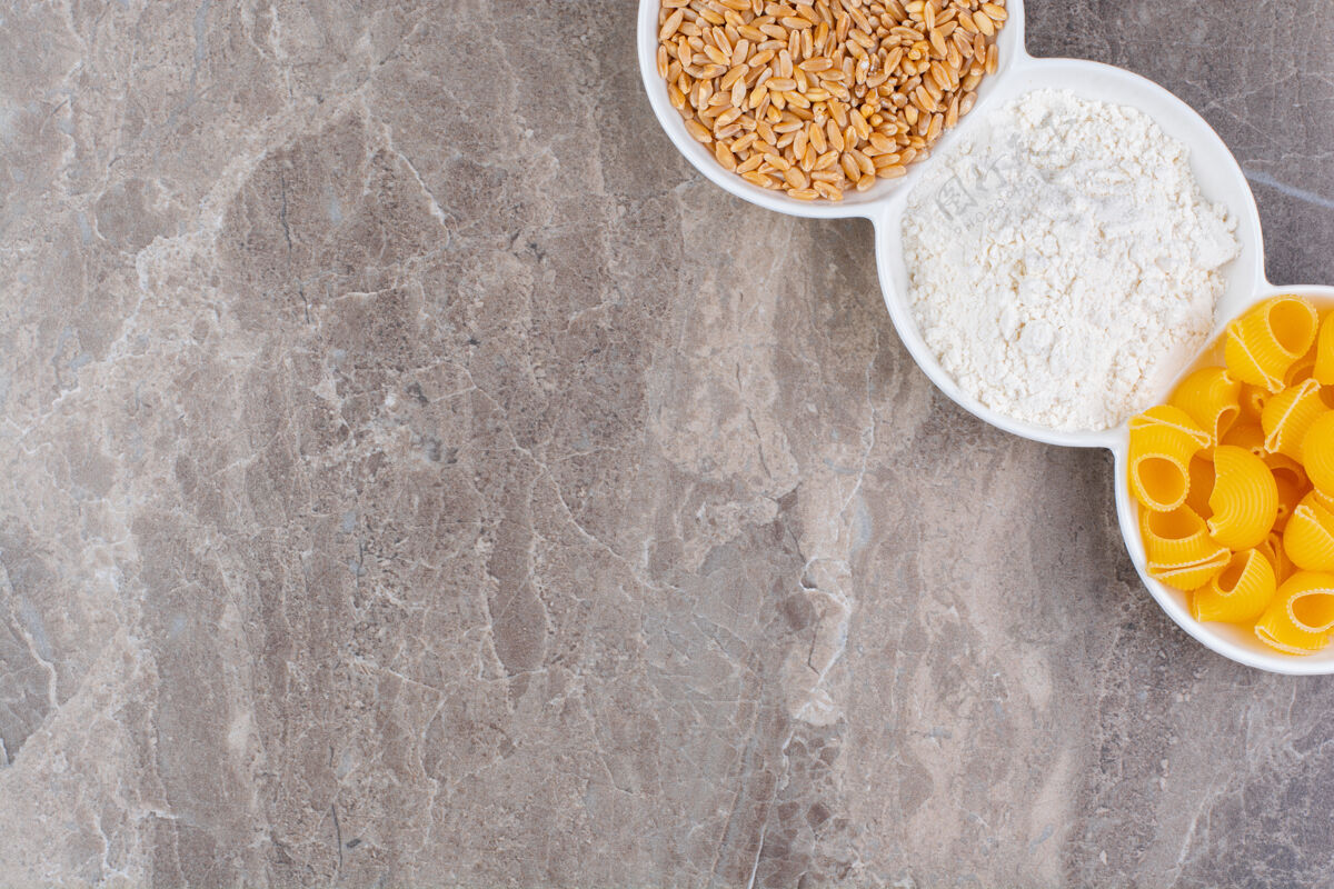 健康谷物 面粉和意大利面放在一个碗里 放在大理石表面干燥食品烹饪